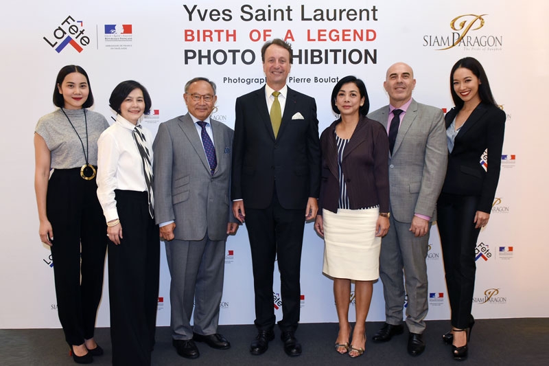เปิดนิทรรศการ : ฯพณฯ จิลส์ การาชง เอกอัครราชทูตสาธารณรัฐฝรั่งเศสประจำ
ประเทศไทย ร่วมกับ ชาลี จารุวัสตร์ ที่ปรึกษาประธานเจ้าหน้าที่บริหาร ด้านกิจการ
องค์กรสัมพันธ์ บริษัท สยามพิวรรธน์ จำกัด และ มยุรี ชัยพรหมประสิทธิ์ 
จัดงานเปิดนิทรรศการ “อีฟ แซงต์ โลรองต์ เบิร์ธ ออฟ อะ เลเจน” โดย ปิแอร์ บูลาต์ ณ ฮอลล์ ออฟ เฟม ชั้น M ศูนย์การค้าสยามพารากอน