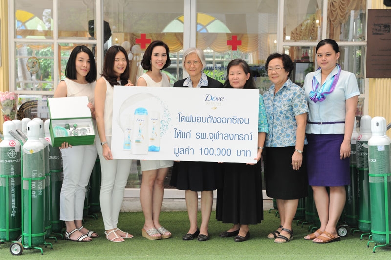 สร้างกุศล : วรพักตร์ บรรเลงจิต ผู้อำนวยการฝ่ายพัฒนาการตลาดผลิตภัณฑ์เส้นผมและทันตผลิตภัณฑ์ บริษัท ยูนิลิเวอร์ ไทย เทรดดิ้ง จำกัด มอบถึงออกซิเจน พร้อมอุปกรณ์มูลค่ารวม 100,000 บาท จากแคมเปญ “Try & Share” ให้แก่ ภญ.เพ็ญประภา ตั้งวันเจริญ ผู้ช่วยผู้อำนวยการโรงพยาบาลจุฬาลงกรณ์ ด้านงานระบบยาและเวชภัณฑ์ ณ โรงพยาบาลจุฬาลงกรณ์