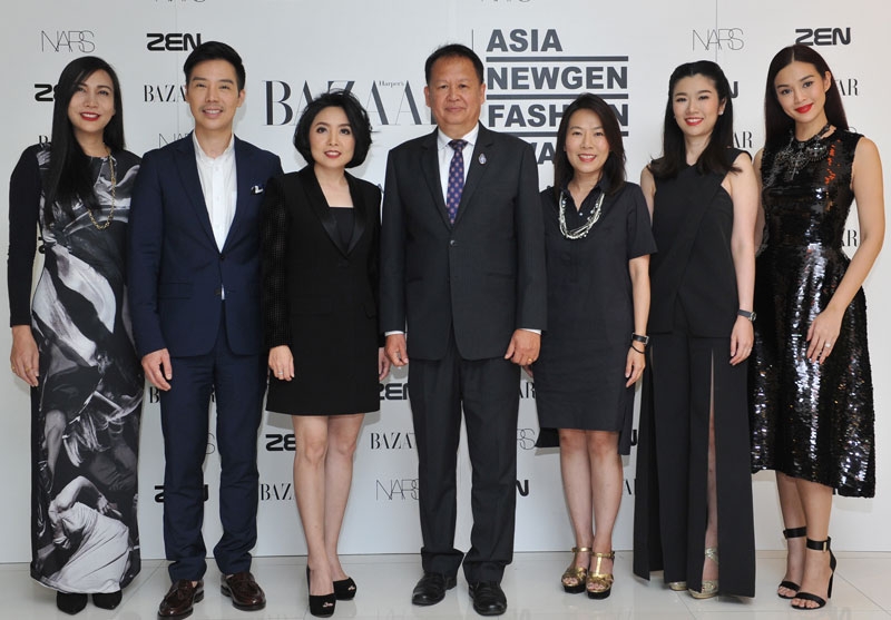 14 แบรนด์ชั้นนำ : ประสงค์ นิลบรรจง รองอธิบดีกรมส่งเสริมอุตสาหกรรม มอบรางวัลแก่นักออกแบบไทยรุ่นใหม่เพื่อเป็นตัวแทนประกวดระดับเอเชียที่ประเทศสิงคโปร์ และชมแฟชั่นโชว์ชุดพิเศษ ที่ห้างสรรพสินค้าเซน โดยมี ฌาน ชานนท์ ผอ.ฝ่ายการตลาด และ ศิริพร ลิจุติภูมิ ผอ.ฝ่ายบริหารสินค้า ร่วมต้อนรับ