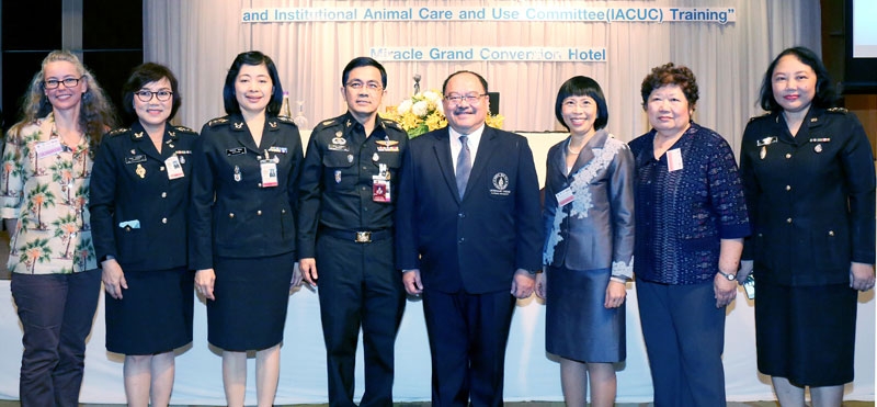 วิธีปฏิบัติ “สัตว์ทดลอง” : รศ.น.สพ.ปานเทพ รัตนากร นายกสมาคมวิทยาศาสตร์สัตว์ทดลองแห่งประเทศไทย เปิดการประชุมวิชาการนานาชาติ โดยมี พล.ต.สุรเดช 
จารุจินดา ผอ.สถาบันวิจัยวิทยาศาสตร์การแพทย์ทหาร และสพ.ญ.มณทิพย์ เจตยะคามิน ร่วมประชุม ที่โรงแรมมิราเคิล แกรนด์ คอนเวนชั่น