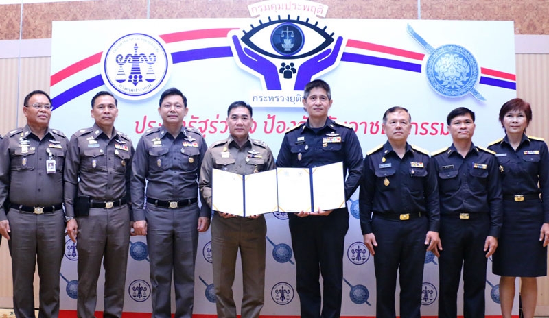 จิตสำนึกรับผิดชอบ : พล.ต.อ.จักรทิพย์ ชัยจินดา ผบ.ตร. และ พ.ต.อ.ณรัชต์ เศวตนันทน์ อธิบดีกรมคุมประพฤติ ร่วมลงนามในบันทึกความร่วมมือในการจัดให้ผู้ถูกคุมความประพฤติทำงานบริการสังคมหรือสาธารณประโยชน์ เพื่อกระตุ้นให้ตระหนักถึงความรับผิดชอบต่อผู้อื่นและสังคม ที่สำนักงานตำรวจแห่งชาติ