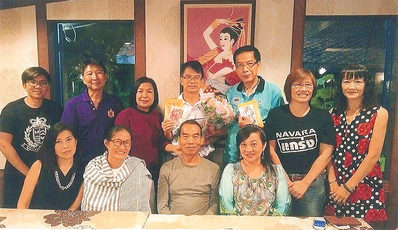 ศิษย์เก่าดีเด่น : นงนาถ ห่านวิไล, บุญลาภ ภูสุวรรณ, ศุลีพร โชควิวัฒน จัดเลี้ยงแสดงความยินดีกับ สมภพ จันทร์ฟัก และ ถนอม ดีสร้อย ศิษย์เก่าดีเด่น คณะการสื่อสารมวลชน ม.เชียงใหม่ โดยมี พิมพร ศิริวรรณ และ ธนิต วิจิตรพันธุ์ ร่วมด้วย ที่ครัวชุมสาย พหลโยธิน 7