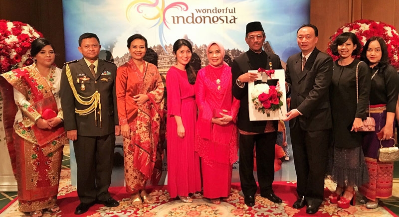 เดอะ แพลทินัม กรุ๊ป ร่วมยินดี : ชาญชัย พันธุ์โสภา กก.ผจญ.บมจ. เดอะแพลทินัม กรุ๊ป มอบดอกไม้แสดงความยินดีเนื่องในโอกาสวันฉลองครบรอบปีที่ 71 การประกาศอิสรภาพของสาธารณรัฐอินโดนีเซีย โดยมี อะฮ์มัด รุซดี เอกอัครราชทูตแห่งสาธารณรัฐอินโดนีเซียประจำประเทศไทย และ อนิตา รุซดี ภริยา ต้อนรับ ณ ห้อง เดอะ แกรนด์ บอลรูม โรงแรมแกรนด์ ไฮแอท เอราวัณ กรุงเทพฯ