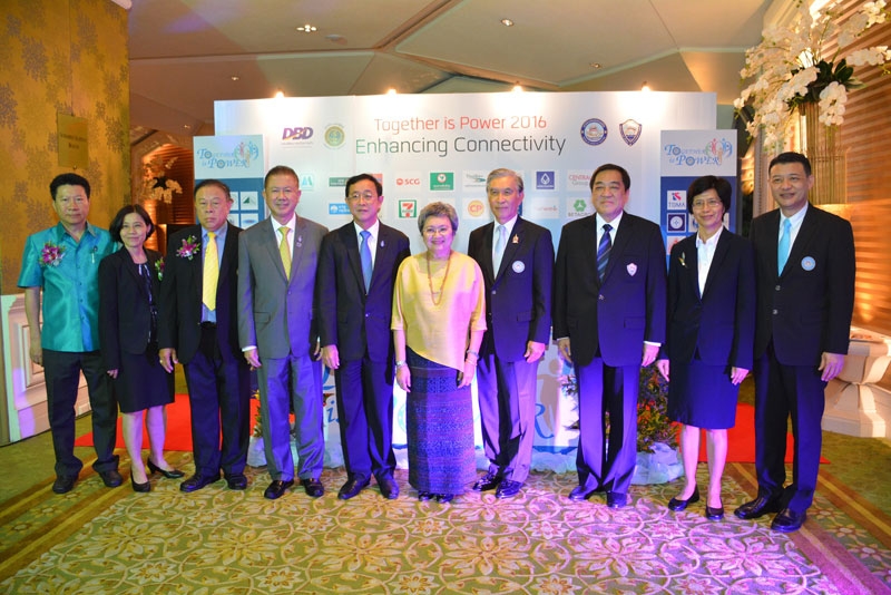 ธุรกิจการค้า : อภิรดี ตันตราภรณ์ รัฐมนตรีว่าการกระทรวงพาณิชย์ เป็นประธานในงาน “Together is Power 2016 : Enhancing Connectivity” ณ ห้องนภาลัยบอลรูม โรงแรมดุสิตธานี กรุงเทพฯ โดยมี อิสระ ว่องกุศลกิจ 
ประธานกรรมการหอการค้าไทยและสภาหอการค้าแห่งประเทศไทย และ ผ่องพรรณ เจียรวิริยะพันธ์ อธิบดีกรมพัฒนาธุรกิจการค้า ต้อนรับ