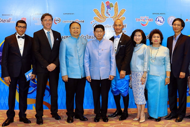 มหกรรมผ้าไหมไทย : ดร.วิษณุ เครืองาม รองนายกรัฐมนตรี เป็นประธานเปิดงาน
มหกรรมผ้าไหมไทยร่วมเทิดไท้องค์ราชินี ครั้งที่ 9 โดยมี วิษณุ เจริญศิลป์, 
สุพัตรา จิราธิวัฒน์, ดร.ฉวีรัตน์ เกษตรสุนทร, เหวียน เติ๊ต ถั่ญ, เอนโน่ 
โดรเฟนิก, อับเดลอิลาห์ เอล ฮุสนี เข้าร่วมงาน ณ โรงแรมเซ็นทาราแกรนด์และ
บางกอกคอนเวนชั่นเซ็นเตอร์ เซ็นทรัลเวิลด์