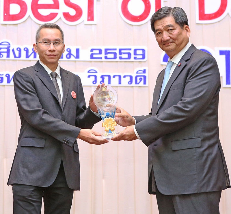 สถานประกอบกิจการดีเด่น : พล.อ.ศิริชัย ดิษฐกุล รมว.กระทรวงแรงงาน เป็นประธานและมอบโล่ประกาศเกียรติคุณ ให้แก่ บจ.สยามอุตสาหกรรมยิปซัม (สระบุรี) หรือ “ยิปซัม ตราช้าง” โดยมี ยุทธศักดิ์นฤชัยปราโมทย์ ผอ.ฝ่ายสถาปัตยกรรม เป็นตัวแทนรับมอบ ในฐานะสถานประกอบกิจการดีเด่นด้านการส่งเสริมการพัฒนาฝีมือแรงงาน ประจำปี พ.ศ.2559 ซึ่งได้ให้การสนับสนุนและพัฒนาทักษะช่างฝีมือแรงงานไทย ร่วมกับ กรมพัฒนาฝีมือแรงงาน กระทรวงแรงงาน อย่างต่อเนื่อง ณ สโมสรทหารบก กทม.