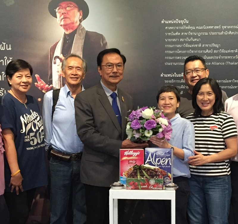 ถึง 30 ก.ย. : ดร.ม.ล.วิฏราธร จิรประวัติ และ จินา โอสถศิลป์ นายกสมาคมนิสิตเก่านิเทศศาสตร์ จุฬาฯ ร่วมแสดงมุทิตาจิตแด่ ศ.กิตติคุณ ดร.สุรพล วิรุฬห์รักษ์ ในงานนิทรรศการ “จุฬาฯ พาก้าวไกลฯ” ที่ อาคารศิลปวัฒนธรรม จุฬาฯ