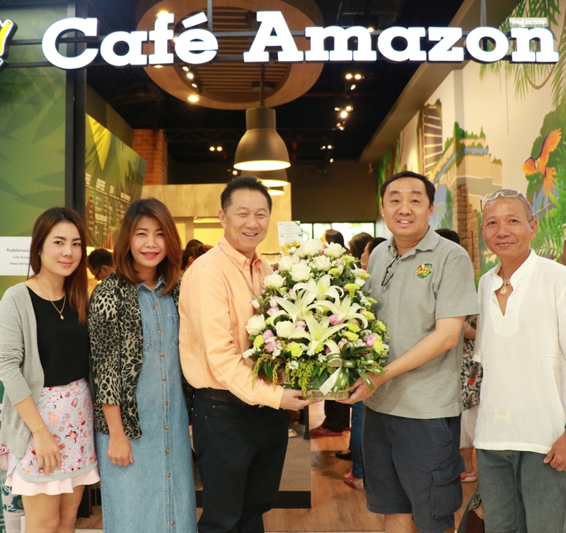 เครื่องดื่ม และเบเกอร์รี่ : สมพล ตรีภพนารถ กก.ผจก.ธุรกิจศูนย์การค้า บมจ.เอ็ม บี เค มอบดอกไม้แสดงความยินดีให้แก่ ดร.เอกศักดิ์ แดงเดชเจ้าของร้านกาแฟ “คาเฟ่ อเมซอน” ในโอกาสเปิดสาขาใหม่ ที่ ศูนย์การค้า เอ็ม บี เค เซ็นเตอร์