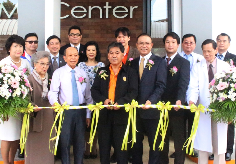 การแพทย์ทันสมัย : นพ.สมชาย จันทร์สว่าง ประธานเจ้าหน้าที่บริหาร โรงพยาบาลวัฒนแพทย์ ตรัง ต้อนรับ เดชรัฐ สิมศิริ ผู้ว่าราชการจังหวัดตรัง ในโอกาสมาเป็นประธานเปิด “อาคาร เอ็ม อาร์ ไอ เซ็นเตอร์” และเครื่องตรวจวินิจฉัยด้วยคลื่นแม่เหล็กไฟฟ้า เอ็ม อาร์ ไอ ที่โรงพยาบาลวัฒนแพทย์ ตรัง จังหวัดตรัง