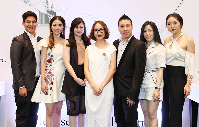 เผยผิวแข็งแรง : ชลิตา พัฒนเจริญ กก.บจ.ลักซ์ เอเชีย (สยาม) และ Alvin Loke-Regional Traning Manager (Coty Asia) ร่วมจัดงานเปิดตัวผลิตภัณฑ์ดูแลผิวพร้อมบำรุงล้ำลึก 3 สเต็ป Cleanse Peel Treat (CPT) สู่ผิวใสแข็งแรงสุขภาพดี โดยมี พิมพลอย พงษ์ภักดี ผจก.ส่วนบริหารสินค้าจากเดอะมอลล์ กรุ๊ป พร้อมด้วยเหล่าคนดังหน้าใสมาร่วมงาน อาทิ กติกากร วรวรรณ ณ อยุธยา,ณชา จึงกานต์กุล, ลินา ลีนุตพงษ์ และวิมลลักษณ์ จงรัตนเมธีกุล ณ บิวตี้ฮอลล์ พารากอน