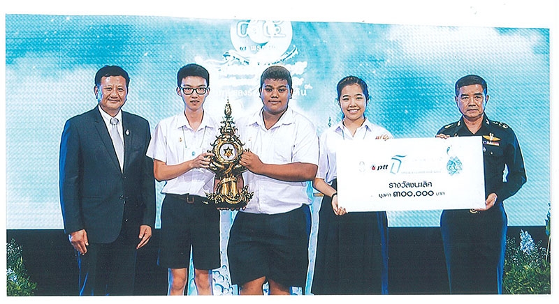 มอบรางวัล : พลเอกเฉลิมชัย สิทธิสาท ผู้ช่วยผู้บัญชาการทหารบก และ สรัญ รังคสิริ ประธานเจ้าหน้าที่ปฏิบัติการกลุ่มธุรกิจปิโตรเลียมขั้นปลาย ปตท. ร่วมเป็นประธานการแข่งขันรอบชิงชนะเลิศ โครงการบทเพลงรักแห่งแผ่นดินปีที่ 6 ณ ศูนย์การค้าเซ็นทรัลเวสต์เกต นนทบุรี