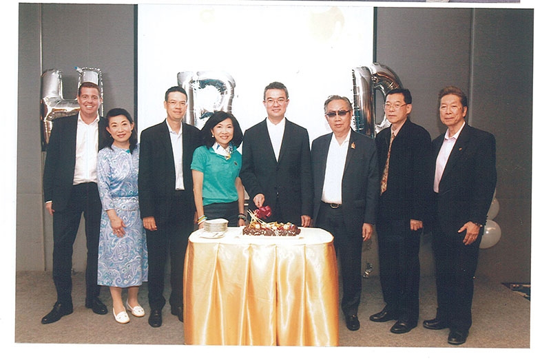 เลี้ยงวันเกิด : สุทธิเกียรติ จิราธิวัฒน์ จัดงานเลี้ยงฉลองวันเกิดให้ลูกชาย ธีระยุทธ จิราธิวัฒน์ ประธานเจ้าหน้าที่บริหารโรงแรมและรีสอร์ทในเครือเซ็นทารา โดยมี สุพัตรา จิราธิวัฒน์, ธีระเกียรติ จิราธิวัฒน์, รณชิต มหัทธนะพฤทธิ์, 
สังข์ ว่องปรีชา, ภัทรา จองเจริญกุลชัย และ โทมัส โรเจอร์ ทรุสเซล ร่วมงาน ที่ห้องเอ็ม 23 ชั้น 23 โรงแรมเซ็นทารา
แกรนด์ เซ็นทรัลเวิลด์