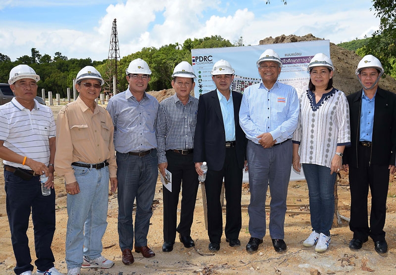 เดินหน้า : สุเทพ เทือกสุบรรณ ประธานกรรมการ มูลนิธิมวลมหาประชาชนเพื่อการปฏิรูปประเทศไทย ลงพื้นที่ตรวจดูความคืบหน้าการก่อสร้าง วิทยาลัยอาชีวภาวนาโพธิคุณ โดยมี ชินวรณ์ บุณยเกียรติ, รศ.ณรงค์ พุทธิชีวิน และ เนาวรัตน์ รัตนพันธุ์ ผอ.วิทยาลัยอาชีวสุราษฎร์ธานี ร่วมงาน ที่อ.เกาะสมุย จ.สุราษฎร์ธานี