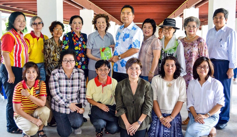 ลูกแม่โดมแบ่งปัน ครั้งที่ 2 : รศ.ประนอม โฆวินวิพัฒน์ ปธ.คณะ กก.บห.กองทุนทำบุญวันเกิด มหาวิทยาลัยธรรมศาสตร์ นำคณะร่วมเลี้ยงอาหารพร้อมจัดกิจกรรมสันทนาการแก่ผู้สูงอายุ ที่ ศูนย์พัฒนาคุณภาพชีวิตผู้สูงอายุสุพรรณบุรี จ.สุพรรณบุรี โดยมี อนันต์ นาคนิยม นายอำเภอบางปลาม้า ต้อนรับ