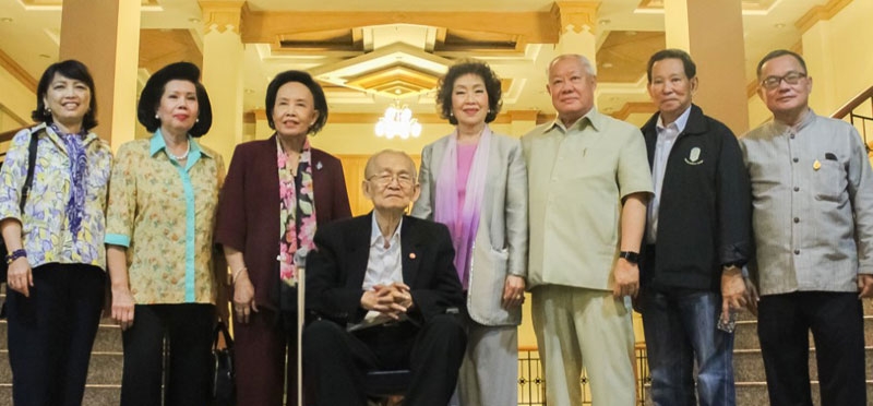 โดดเด่น ริมฝั่งแม่น้ำโขง : สุนทร -อารยา อรุณานนท์ชัย กก.ผจก.ใหญ่ บริษัท ซี.พี.แลนด์ จำกัด (มหาชน) ต้อนรับคณะ อาทิ สมพร เทพสิทธา, คุณหญิงแสงเดือน 
ณ นคร, คุณหญิงพรทิพย์ พุกผาสุข และ ยรรยง คุโรวาท ที่เข้าเยี่ยมชมทัศนียภาพความสวยงามของโรงแรมฟอร์จูน ริเวอร์วิว จ.นครพนม