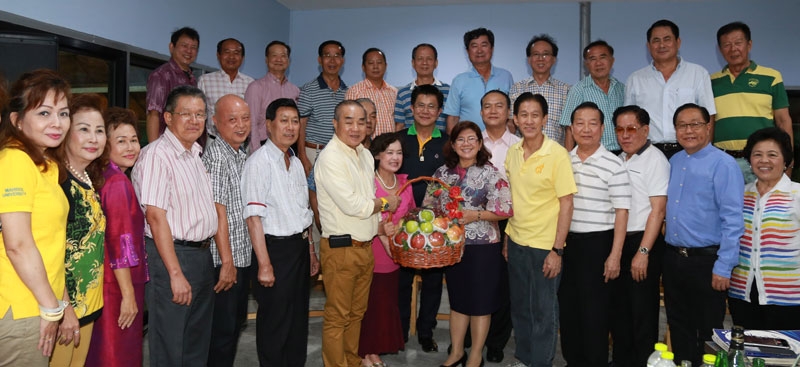 ร่วมใจเพื่อชุมชน : สมชาย จงพิพิธพร ประธานกรรมการ บริษัท 14 มอเตอร์กรุ๊ป จำกัด ตัวแทนจำหน่ายรถยนต์ SUBARU, รถยนต์ MG และ รถยนต์ SUZUKI ในย่านพระราม 2 พร้อมด้วยสมาชิกชมรมสุขสวัสดิ์ 14 ร่วมกันมอบกระเช้าผลไม้เพื่อสุขภาพ เพื่อแสดงความยินดีกับ โชติรส เหล่ามานะ ในโอกาสเข้ารับตำแหน่ง ผู้อำนวยการเขตจอมทอง ที่ร้านจ๊ะโอ๋ ซีฟู๊ด ถนนชายทะเลบางขุนเทียน พร้อมยืนยันในการร่วมทำกิจกรรมที่เป็นประโยชน์ต่อชุมชนและสังคมตลอดไป