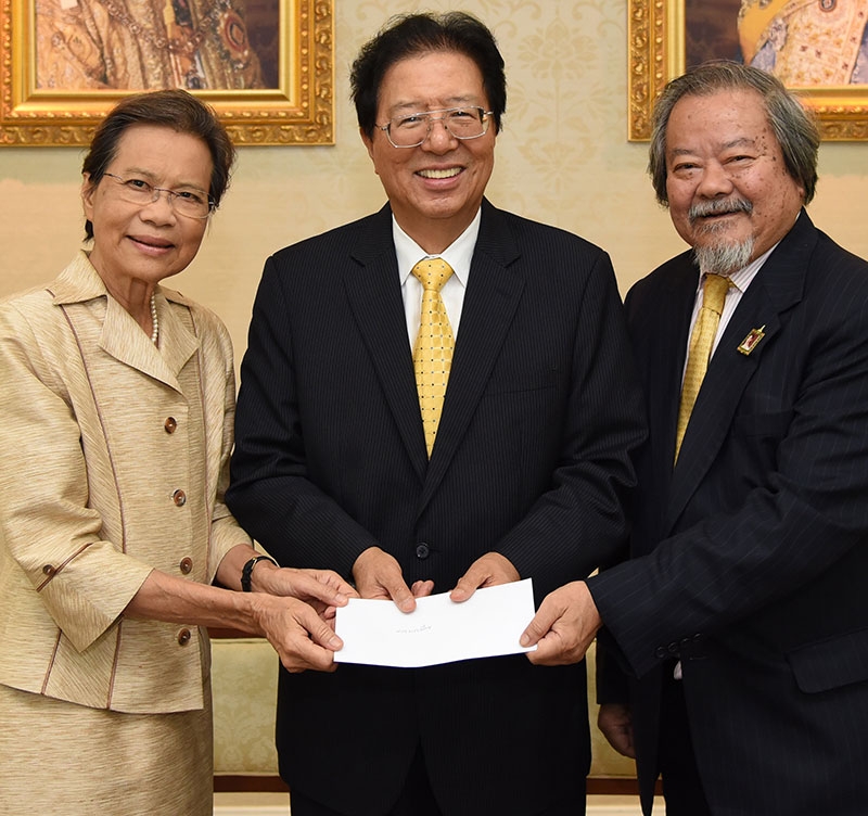 จิตกุศล : คุณหญิงชฎา วัฒนศิริธรรม เหรัญญิกสภากาชาดไทย และ ศ.เกียรติคุณ ดร.พรชัย มาตังคสมบัติ กก.สภากาชาดไทย ร่วมรับมอบเงิน 1 ล้านบาทจาก ดร.เติมเกียรติ อังสิริกุล เพื่อนำไปใช้ในกิจการของสภากาชาดไทย