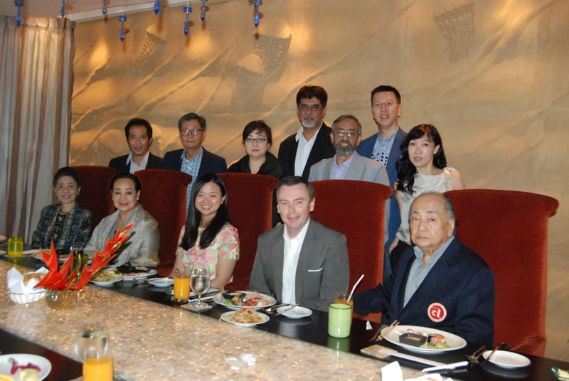 ต้อนรับ : นายสินธุ พูนศิริวงศ์ นายกสมาคมกีฬาบิลเลียดแห่งประเทศไทย เป็นประธานในการเลี้ยงต้อนรับคณะกรรมการบริหารสมคมสนุกเกอร์โลก และบอร์ดบริหารเอเชีย ในระหว่างแข่งขันสนุกเกอร์แสงโสม 6 แดงโลก ที่ ห้องลอร์ดจิม โรงแรมโอเรียนเต็ล