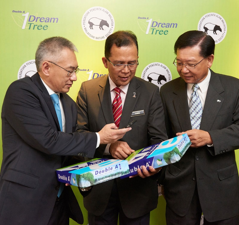 1Dream 1Tree : ฐีระวิตต์ ลี้ถาวร Senior Executive Vice President ดั๊บเบิ้ล เอ สาธิตวิธีสแกน QR Code ที่หน้ารีมกระดาษดั๊บเบิ้ล เอ ให้กับ รมช.กระทรวงทรัพยากรธรรมชาติและสิ่งแวดล้อม มาเลเซีย ในแคมเปญเพื่อส่งมอบต้นไม้ให้ชาวนา