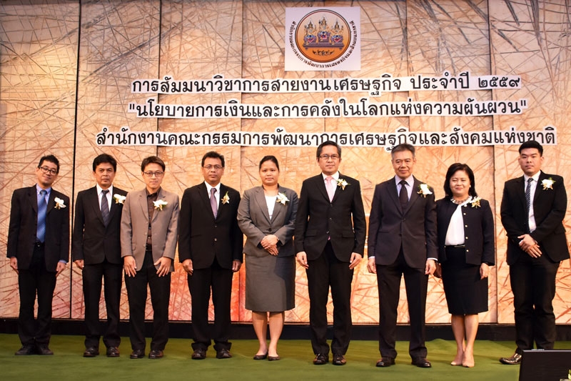 เปิดงาน : ดร.ปรเมธี วิมลศิริ เลขาธิการคณะกรรมการพัฒนาการเศรษฐกิจและ
สังคมแห่งชาติ สำนักงานคณะกรรมการพัฒนาการเศรษฐกิจและสังคมแห่งชาติ
(สศช.) เป็นประธานเปิดงานสัมมนาวิชาการสายงานเศรษฐกิจ ประจำปี 2559 โดยมี ดร.ศุภวุฒิ สายเชื้อ กรรมการ สศช. ปาฐกถาพิเศษ เรื่อง “นโยบายการเงิน
และการคลังในโลกแห่งความผันผวน” ณ ห้องบอลรูม โรงแรมแลนด์มาร์ค กรุงเทพฯ