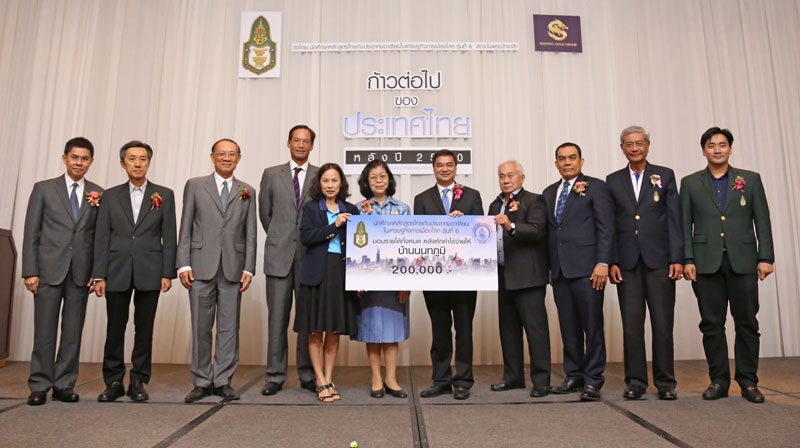 มอบเงิน : สมศักดิ์ ตัณฑชน ประธานนักศึกษาหลักสูตรไทยกับประชาคมอาเซียนในเศรษฐกิจการเมืองโลก รุ่นที่ 6 สถาบันพระปกเกล้า เป็นตัวแทนมอบเงินบริจาค 200,000 บาท ให้ สุชาดา มีสงฆ์ ตัวแทนจากมูลนิธิเด็กพิการบ้านนนทภูมิ กระทรวงการพัฒนาสังคมและความมั่นคงของมนุษย์ โดยมี อภิสิทธิ์ เวชชาชีวะ, คุณหญิงจารุวรรณ, เมณฑกา กรณ์ จาติกวณิช และ ดร.ชิงชัย หาญเจนลักษณ์ เป็นผู้ร่วมมอบ ณ โรงแรมอีสติน แกรนด์ สาทร