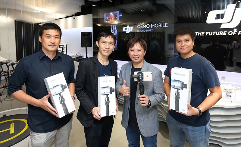 เปิดตัว : ชนินทร์ มโนชญากร และ กฤษณ์ เปลี่ยนแพ ผู้ร่วมก่อตั้ง (Co-Founder) บริษัท แฟนธอม (ประเทศไทย) จำกัด ผู้แทนจำหน่ายโดรนติดกล้อง กล้องพร้อมอุปกรณ์กันสั่นและอุปกรณ์เสริมสำหรับเพิ่มประสิทธิภาพกล้องแบรนด์ DJI พร้อมด้วย กฤดา เสพมงคลเลิศ ร่วมเปิดตัวผลิตภัณฑ์ “DJI Osmo Mobile” อุปกรณ์เสริมที่เปลี่ยนโทรศัพท์มือถือสมาร์ทโฟนให้เป็นกล้องถ่ายวีดีโอที่มีฟังก์ชั่นเทียบเท่ากับกล้องถ่ายวีดีโอระดับโปร ณ “DJI by phantom Thailand” ชั้น 2 สยามดิสคัฟเวอรี่