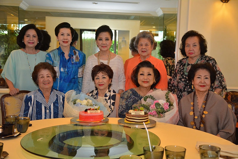 ฉลองวันเกิด : ท่านผู้หญิงเหมือนจิต ภิรมย์ภักดี, คุณหญิงชโลบล จารุรัตน์, คุณหญิงเฉิดฉัน แสงรุจิ, และกลุ่มเพื่อนสนิท จัดงานเลี้ยงฉลองวันเกิดแด่ พล.อ.ท.หญิงสหัทยา ประภาวัต และ เฉิดโฉม เจียรนัย ณ ห้องอาหารเวียดนาม เธียนดอง โรงแรมดุสิตธานี กรุงเทพฯ