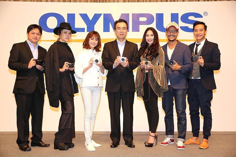 เปิดตัวผลิตภัณฑ์ใหม่ : ชินโช อิเคดะ กรรมการบริษัทและผู้จัดการฝ่ายผลิตภัณฑ์กล้องถ่ายภาพและอุปกรณ์อิเล็กทรอนิกส์ บริษัท โอลิมปัส (ประเทศไทย) จำกัด จัดงานเปิดตัวกล้อง “โอลิมปัส เพน อี-พีแอล 8” เหมาะสำหรับผู้หญิง และ 3 เลนส์คุณภาพ พร้อมแฟลช รวมถึงแอพพลิเคชั่นปรับแต่งภาพ ณ ห้องบอลรูม 1 โรงแรม เอส 31 ถนนสุขุมวิท