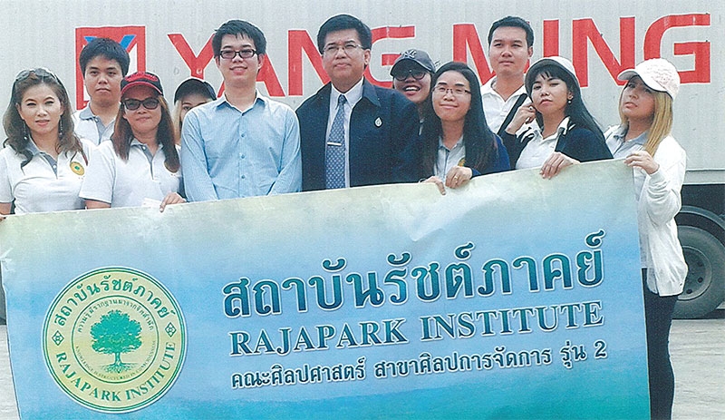 ศึกษาดูงานธุรกิจดีโป : อ.ธรรมรัตน์ เทพหัสดิน ณ อยุธยา นำนักศึกษาในวิชา การบริหารโครงการ สาขาศิลปการจัดการ คณะศิลปศาสตร์ มี น.ส.อารีรัตน์ เมฆหิรัญศิริ, น.ส.กนกวรรณ กันเอี้ยง ร่วมดูงาน ณ บริษัท เอส.อาร์.ดีโป จำกัด ซอยมอเตอร์เวย์ 25 เขตลาดกระบัง กทม. ของ รังสรรค์ กาญจนสมศักดิ์ โดยมี ภานุมาศ แจ่มเจริญ ผจก.ทั่วไปต้อนรับ พร้อมบรรยายและพาชมสถานที่