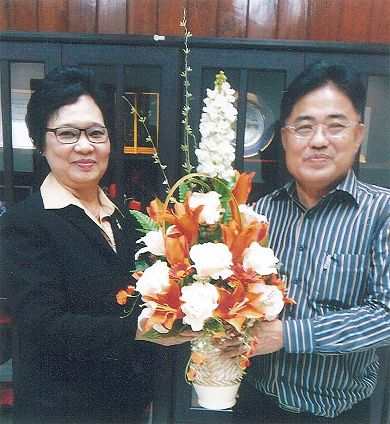 เยี่ยมคารวะ : จักรพันธ์ วรอาคาร เลขานุการสมาคมเสริมความแห่งประเทศไทย เข้าเยี่ยมคารวะ สมรรัตน์ อรรถนิตย์ เนื่องในโอาสเข้ารับตำแหน่งผู้อำนวยการเขตบางกอกใหญ่ ณ ห้องทำงานสำนักงานเขตบางกอกใหญ่