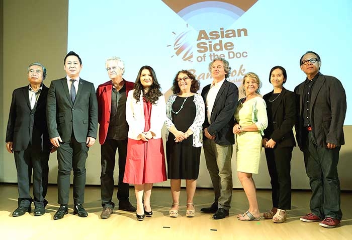 พร้อมจัดงาน : สเตฟาน ลอมแบร์ ผู้แทนการจัดงาน Asian Side of the doc Bangkok และกรรมการผู้จัดการบริษัท วิชเทรนด์ ประเทศไทย พร้อมด้วย 
อีฟ ชองโน, มรกต ณ เชียงใหม่ และ สุนทร อารีรักษ์ ร่วมแถลงข่าวการจัดงาน Asian Side of the doc Bangkok ครั้งที่ 7 ณ โรงแรม Avani Riverside Bangkok