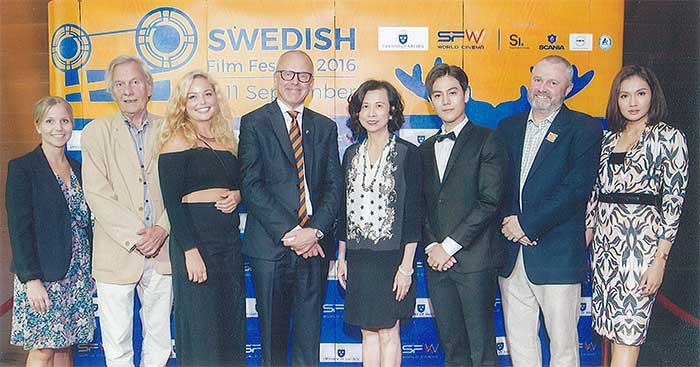 เทศกาลภาพยนตร์สวีเดน : สตัฟฟาน แฮรร์สตร็อม เอกอัครราชทูตสวีเดนประจำประเทศไทย ร่วมกับ สุวรรณี ชินเชี่ยวชาญ ประธานเจ้าหน้าที่บริหาร
สายงานการตลาด บริษัท เอส เอฟ คอร์ปอเรชั่น จำกัด (มหาชน) เปิด “เทศกาลภาพยนตร์สวีเดน 2016” อย่างเป็นทางการ ต่อเนื่องเป็นปีที่ 5 ณ โรงภาพยนตร์ เอส เอฟ เวิลด์ ซีเนม่า ศูนย์การค้าเซ็นทรัลเวิลด์