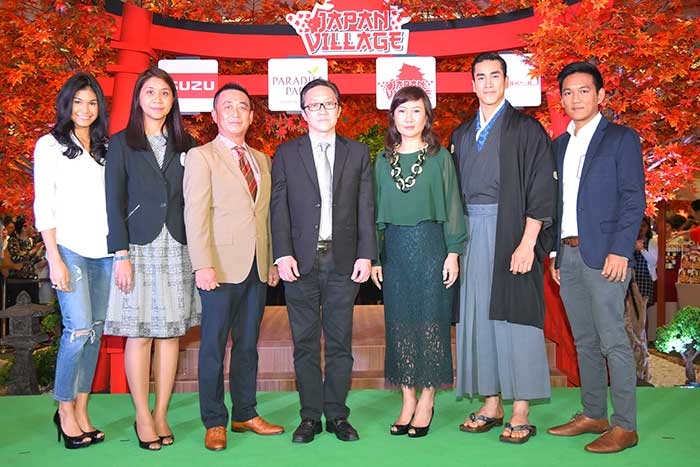 จำลองบรรยากาศญี่ปุ่น : นันทวัฒน์ เนาวรัตน์พงษ์ กรรมการผู้จัดการ บริษัท พาราไดซ์ พาร์ค จำกัด ร่วมกับ ทาคาชิ ฮายาโนะ ประธานเจ้าหน้าที่บริหาร บริษัท 
พีที รีเทล คอร์ปอเรชั่น จำกัด เปิดงาน “เจแปน วิลเลจ” ด้วยการจำลองบรรยากาศ
ของหมู่บ้านญี่ปุ่นในฤดูใบไม้เปลี่ยนสี พร้อมการออกร้านจำหน่ายสินค้าต้นตำรับจากญี่ปุ่น 
ณ รอยัล พาร์ค พลาซ่า ชั้น 1 ศูนย์การค้าพาราไดซ์ พาร์ค ถนนศรีนครินทร์