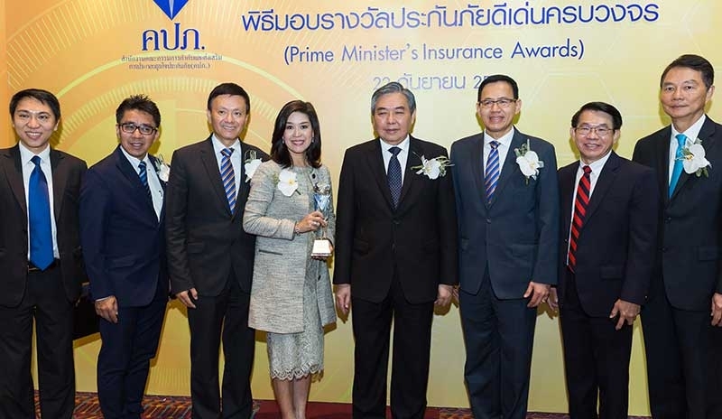 บริหารงานดี : อภิศักดิ์ ตันติวรวงศ์ รมว.การคลัง และ ดร.สุทธิพล ทวีชัยการ เลขาธิการคณะกรรมการกำกับและส่งเสริมการประกอบธุรกิจประกันภัย ร่วมยินดีกับ นุสรา (อัสสกุล) บัญญัติปิยพจน์ กก.ผจก.บมจ.ไทยสมุทรประกันชีวิต ที่ได้รับรางวัลบริษัทประกันชีวิตที่มีการบริหารงานดีเด่น อันดับ 3 ปี 2558