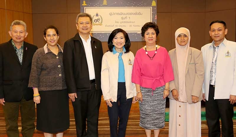 ม.ร.ว.ศรีเฉลิม กาญจนภู ผอ.กลุ่มงานแผนและติดตามประเมินผล สำนักงานมูลนิธิชัยพัฒนา และ สุพัตรา จิราธิวัฒน์ รองประธานอาวุโสฯ โรงแรม และรีสอร์ทในเครือเซ็นทารา เข้าอบรมหลักสูตร “ผู้นำการพัฒนาอย่างยั่งยืน รุ่นที่ 1” โดยมี ประเสริฐ สลิลอำไพ ผช.กก.ผจก.ใหญ่สื่อสารองค์กรและกิจการ เพื่อสังคม บมจ.ปตท. ร่วมอบรม ที่โรงแรม เซ็นทาราแกรนด์ ลาดพร้าว