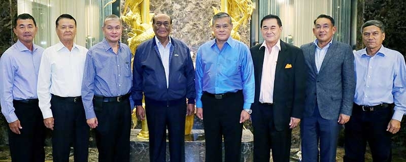 เลี้ยงยินดีควบ : พล.อ.อ.กันต์ พิมานทิพย์ อดีตผู้บัญชาการทหารอากาศ จัดงาน เลี้ยงแสดงความยินดีให้กับ พล.อ.อ.จอม รุ่งสว่าง ในโอกาสที่ได้รับโปรดเกล้าฯ ให้ดำรงตำแหน่ง ผู้บัญชาการทหารอากาศ และ พล.อ.อ.สุรศักดิ์ ทุ่งทอง ได้รับโปรดเกล้าฯ ให้ดำรงตำแหน่ง เสนาธิการทหารอากาศ โดยมี พล.อ.อ.ศิวเกียรติ์ ชเยมะ รองปลัดกระทรวงกลาโหม และ ดร.อัศวิน อิงคะกุล ประธานกรรมการบริหาร มิราเคิล กรุ๊ป ร่วมแสดงความยินดี ที่โรงแรมมิราเคิล แกรนด์ คอนเวนชั่น
