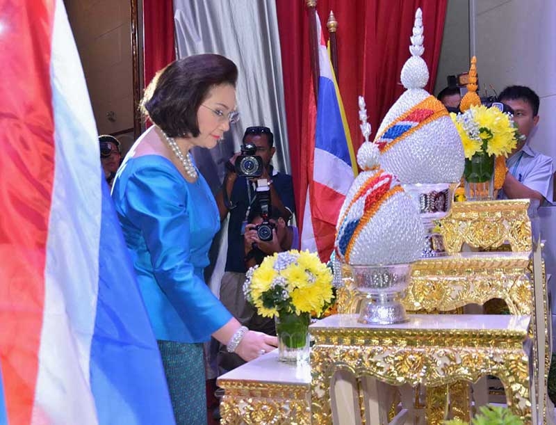 คุณหญิงปัทมา ลีสวัสดิ์ตระกูล ประธานชมรมผู้รู้คุณแผ่นดิน เปิดกรวย
กระทงดอกไม้ธูปเทียนแพ ถวายราชสักการะพระบรมฉายาลักษณ์
พระบาทสมเด็จพระเจ้าอยู่หัว และพระฉายาลักษณ์สมเด็จพระนางเจ้าสิริกิติ์ 
พระบรมราชินีนาถ