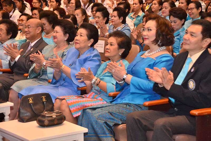 ร่วมกันชมการแสดงภายในงาน ศ.เกียรติคุณ นพ.เกษม วัฒนชัย,ท่านผู้หญิงฉัตรแก้ว นันทาภิวัฒน์, ท่านผู้หญิงจรุงจิตต์ ทีขะระ,ท่านผู้หญิงรวิจิตร์ สุวรรณบุบผา,คุณหญิงปัทมา ลีสวัสดิ์ตระกูล และ สานนท์ พรหมผลิน