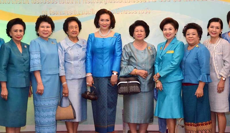 คุณหญิงจามรี สนิทวงศ์ ณ อยุธยา,คุณหญิงอุไรวรรณ สวัสดิศานต์, ท่านผู้หญิงอังกาบ บุณยัษฐิติ, คุณหญิงปัทมา ลีสวัสดิ์ตระกูล,ท่านผู้หญิงฉัตรแก้ว นันทาภิวัฒน์, อ.รัตนา วิชญาณรัตน์, เบญจมาศ รุจิรวงศ์, ศรีชนก วัฒนศิริ