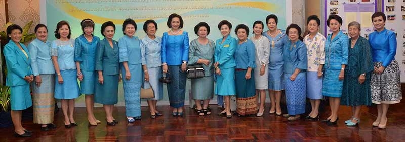 ถ่ายภาพร่วมกันเป็นที่ระลึก อาทิ คุณหญิงปัทมา ลีสวัสดิ์ตระกูล, ท่านผู้หญิงอังกาบ บุณยัษฐิติ, ท่านผู้หญิงฉัตรแก้ว นันทาภิวัตน์, คุณหญิงจามรี สนิทวงศ์ฯ, คุณหญิงอุไรวรรณ สวัสดิศานต์ และสมาชิกชมรมผู้รู้คุณแผ่นดิน