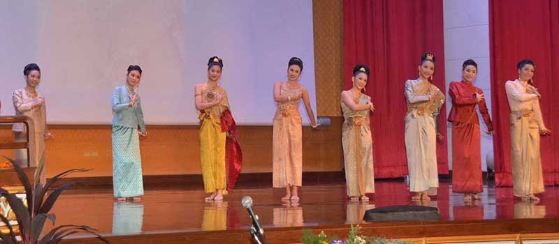 โชว์การแสดงภายในงาน การแสดงรำถวายพระพร “เฉลิมพระเกียรติกษัตราธิราช พระบรมราชินีนาถศรีแผ่นดิน”, การแสดงรำ “ชุดไทยพระราชนิยม”, การแสดงชุด “ศิลป์แผ่นดินทอง” และ การแสดงเพลงเรือ “จิตรลดาพาที เทิดองค์ภูมีคู่ราชินีไทย”