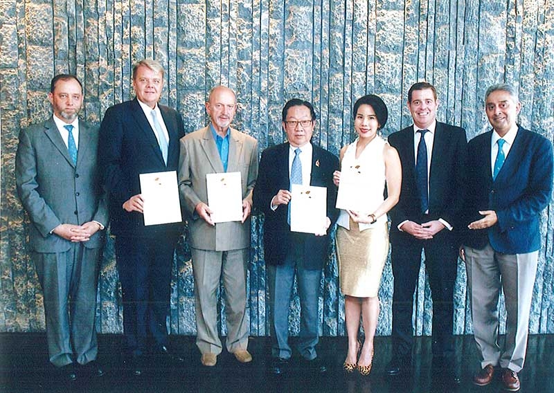 ยอดเยี่ยม : สุทธิเกียรติ จิราธิวัฒน์ รับมอบประกาศนียบัตรจาก วีเจย์ เค เวอร์กีส 
บรรณาธิการและผู้อำนวยการใหญ่เว็บ สมาร์ท ทราเวล เอเชีย เนื่องในโอกาสที่โรงแรมและรีสอร์ทในเครือทารา สมุย หัวหิน ภูเก็ต ได้รับรางวัลโหวตยอดเยี่ยม 1 ใน 25 โรงแรมเพื่อการพักผ่อนชั้นเลิศ-การท่องเที่ยวทำสปา และกรุงเทพฯเป็นโรงแรมเพื่อการจัดประชุมสัมมนายอดเยี่ยม ที่ห้องประชุมผู้บริหารชั้น 25 สำนักงานใหญ่โรงแรมและรีสอร์ทในเครือเซ็นทารา