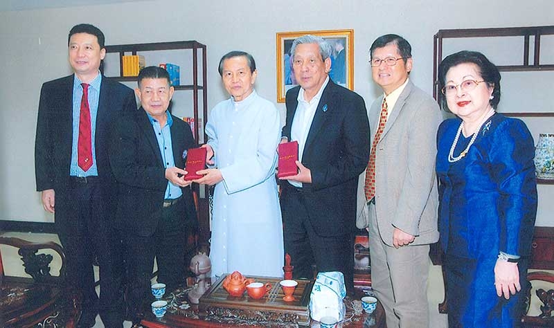 เยี่ยมชม : พินิจ จารุสมบัติ อดีตรองนายกรัฐมนตรี และ สุรชัย วิเศษโสภา นายกสมาคมช่างภาพสื่อมวลชนฯได้เข้าเยี่ยมชมสถานฝึกนักบิน และกิจกรรมภายในมหาวิทยาลัยอัสสัมชัญ บางนา(เอแบค) โดยมี ภารดา ดร.บัญชา แสงหิรัญ 
อธิการบดี มหาวิทยาลัยฯ ต้อนรับ