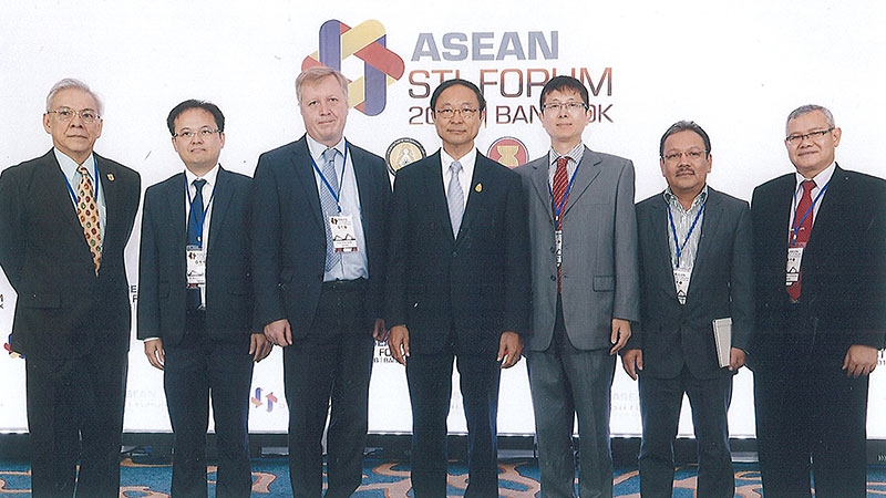 ประชุม : ดร.พิเชฐ ดุรงคเวโรจน์ รัฐมนตรีว่าการกระทรวงวิทยาศาสตร์และเทคโนโลยี เป็นประธานเปิดการประชุม อาเซียน เอส ที ไอ ฟอรัม 2559 ในหัวข้อ “ร่วมกำหนดอนาคตนวัตกรรมอาเซียน” ณ ห้องแกรนด์บอลรูม โรงแรมแชงกรี-ลา กรุงเทพฯ