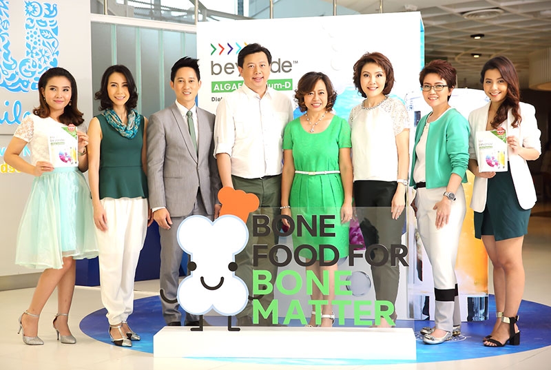 แนะนำ : สุชาดา ธีรวชิรกุล ประธานบริหาร ยูนิลีเวอร์ เน็ทเวิร์ค บริษัท ยูนิลีเวอร์ไทย เทรดดิ้ง จำกัด จัดงานเปิดตัวผลิตภัณฑ์เสริมอาหารใหม่ “บียอนด์ แอลจี้ แคลเซียม-ดี” สำหรับผู้ที่ต้องการเสริมแคลเซียมให้แก่ร่างกาย โดยมี มนต์ชัย เดโชจรัสศรี, อดิศรา วัลลภศิริ, ดร.พงศกรพัฒน์ อรุโณทยานันท์, ศันสนีย์ ทรงเกียรติธนา, สุภาภรณ์ ฤกษ์พูลสวัสดิ์, ฉัตรแก้ว สายทอง และ ทิวัสกร สุทธิลออ ร่วมงาน ณ ยูนิลีเวอร์ เฮาส์ ถนนพระราม 9
