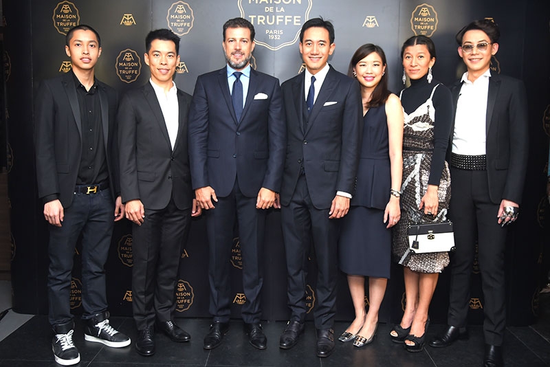 เปิดร้านอาหารฝรั่งเศส : กมลสุทธิ์ ทัพพะรังสี พร้อมด้วย วราวุธ เลาหพงศ์ชนะ, อภิชาติ ลีนุตพงษ์ และ สราลัญ วัชรพล จัดงานกาล่าดินเนอร์ฉลองเปิดร้าน เมซอง เดอ ลา ทรูฟ ร้านอาหารฝรั่งเศส ต้นตำรับทรัฟเฟิลชื่อดังระดับตำนานกว่า 84 ปี ประจำกรุงปารีส โดยมี ฮามอน มัค-คอน เจ้าของร้านจากกรุงปารีส มาร่วมงาน ณ ร้าน Maison de la Truffe ทองหล่อ ซอย 9