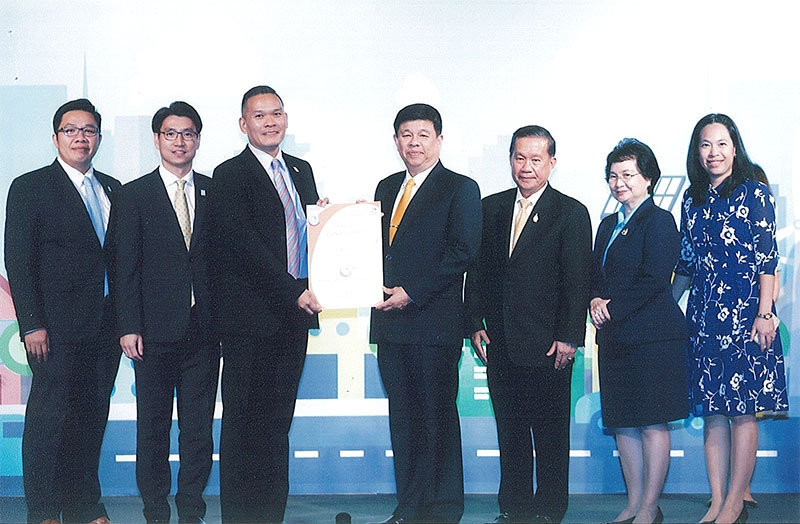 เชิดชูเกียรติ : พลเอกสุรศักดิ์ กาญจนรัตน์ รมว.ทรัพยากรธรรมชาติและสิ่งแวดล้อม มอบประกาศนียบัตรเชิดชูเกียรติ ให้กับ นวพล ชื่นศิริ ผู้อำนวยการสูงสุดฝ่ายบริหารงานขายประจำภูมิภาคเอเชียแปซิฟิกใต้ บริษัท เอสไอจี คอมบิบล็อคประเทศไทย จำกัด ผู้นำระบบบรรจุภัณฑ์สำหรับอาหาร และเครื่องดื่มที่ไม่อัดลม พร้อมด้วยคณะผู้บริหารเอสไอจี ในฐานะผู้ประกอบการแบบอย่างที่ดีในการบริหารจัดการและลดการปล่อยก๊าซเรือนกระจก ในงาน “ร้อยดวงใจ ร่วมใจลดโลกร้อน” ประจำปี 2559 ณ ศูนย์การประชุมแห่งชาติสิริกิติ์