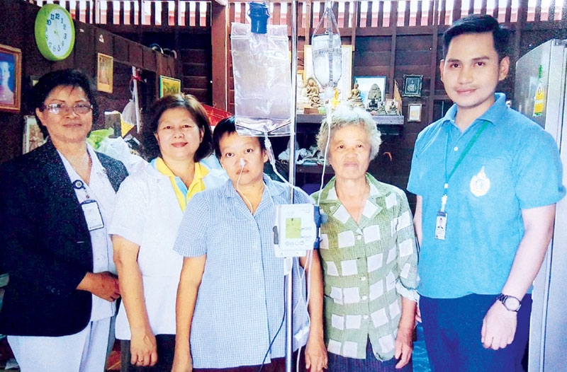 ต่อลมหายใจ : มูลนิธิรามาธิบดีฯ มอบเครื่องควบคุมอัตราการให้สารอาหารทางสายยาง แก่ 
ศิริพร เปี่ยมขำดี ผู้ป่วยที่ได้รับการรักษาจาก รพ.รามาธิบดี ซึ่งผู้มีจิตศรัทธาได้ร่วมบริจาคเงินสมทบทุนโครงการเพื่อผู้ป่วยยากไร้ของมูลนิธิรามาธิบดีฯ ตามนโยบายที่มุ่งหวังให้คนไทยทุกระดับชั้นมีสุขภาพดี โดยมี ศรีสุภา แก้วประพาฬ หน.งานสังคมสงเคราะห์ รพ.รามาธิบดี เจ้าหน้าที่พยาบาล และเจ้าหน้าที่มูลนิธิรามาธิบดีฯ ร่วมเป็นกำลังใจให้กับผู้ป่วยในครั้งนี้ ที่ จ.สมุทรสาคร