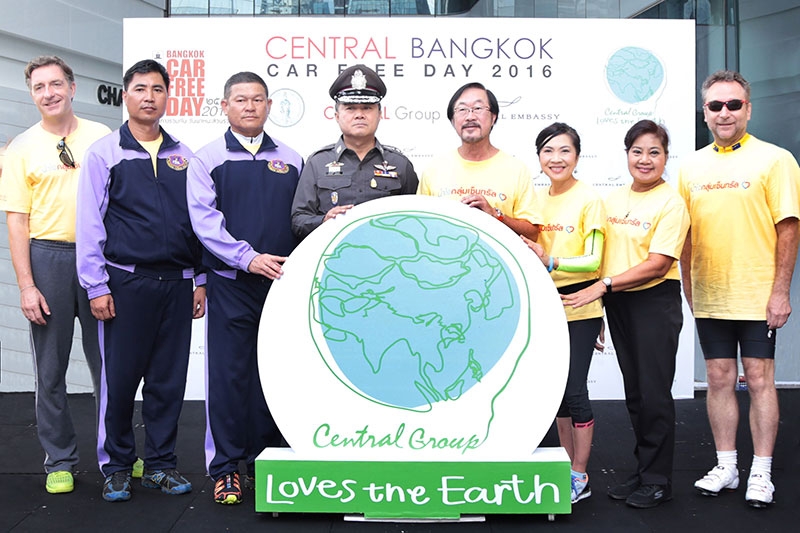 ลดพลังงาน : สุทธิธรรม จิราธิวัฒน์ และ สุพัตรา จิราธิวัฒน์ จัดกิจกรรม “Central Bangkok Car Free Day 2016” พร้อมมอบจักรยานและรถวีลแชร์ จำนวน 484 คัน ให้กับศูนย์การเรียนรู้
ตำรวจตระเวนชายแดน (ตชด.) และกรมส่งเสริมและพัฒนาคุณภาพชีวิตคนพิการ กระทรวงการพัฒนาสังคมฯ (พม.) โดยมี พล.ต.ท.ธรรมศักดิ์ วิชชารยะ ผช.ผบ.ตร. และ ไพรวรรณ พลวัน รองอธิบดีกรมส่งเสริมและพัฒนาคุณภาพชีวิตคนพิการฯ เป็นผู้รับมอบ ณ ศูนย์การค้าเซ็นทรัล เอ็มบาสซี่