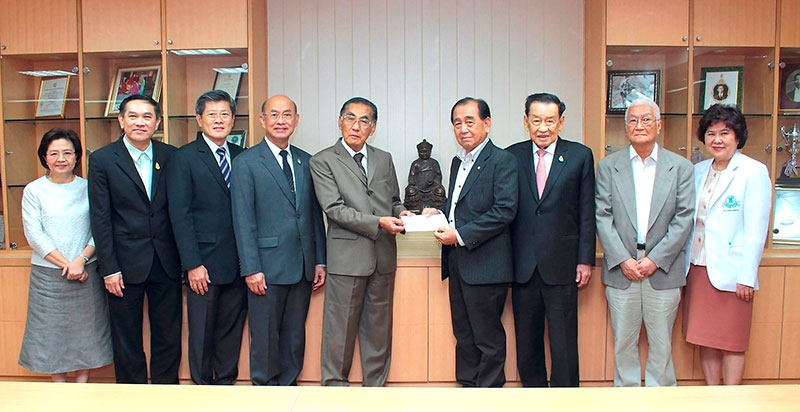 สมทบทุน : สำเริง มนูญผล ประธานกรรมการบริษัท สหมนูญผล จำกัด และเจ้าของ 
โรงละครเอ็มเธียเตอร์ ถนนเพชรบุรีตัดใหม่ มอบเงินบริจาคจำนวน 1,000,000 บาท เพื่อสมทบทุนจัดซื้อครุภัณฑ์ทางการแพทย์ให้แก่โรงพยาบาลหัวเฉียว โดยมี กอบชัย 
ซอโสตถิกุล, พญ.เบญจมาศ วณีสอน, ประภัสสร รุจิรากรสกุล, พร้อมคณะกรรมการบริหาร 
โรงพยาบาลหัวเฉียว ศ.เกียรติคุณ นพ.เกษม วัฒนชัย, สุทัศน์ เตชะวิบูลย์, กำสิน เสรฐภักดี, สุธี เกตุศิริ, นพ.สามารถ ตันอริยกุล ต้อนรับ ณ โรงพยาบาลหัวเฉียว